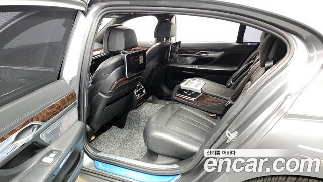 BMW 7-Series 2018 — photo 11