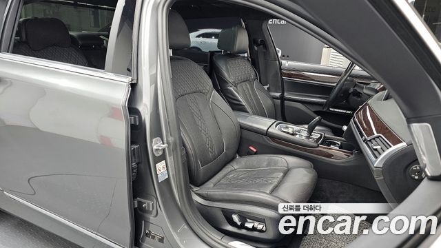 BMW 7-Series 2018 — photo 12