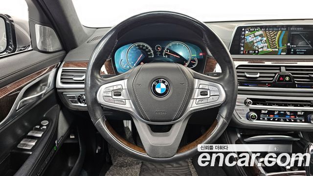 BMW 7-Series 2018 — photo 13