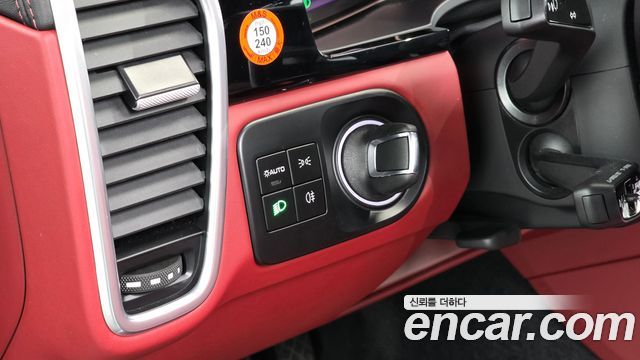 Porsche Cayenne 2023 — photo 16