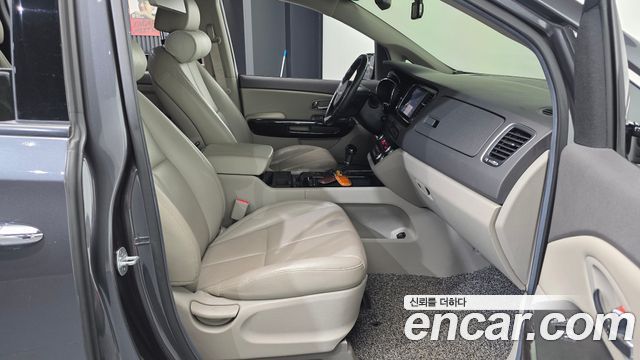 Kia Canival 2016 — photo 11