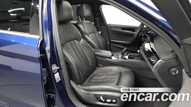 BMW 5-Series 2019 — photo 10