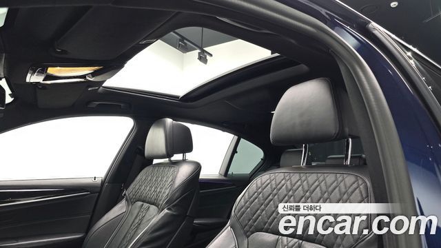 BMW 5-Series 2019 — photo 17
