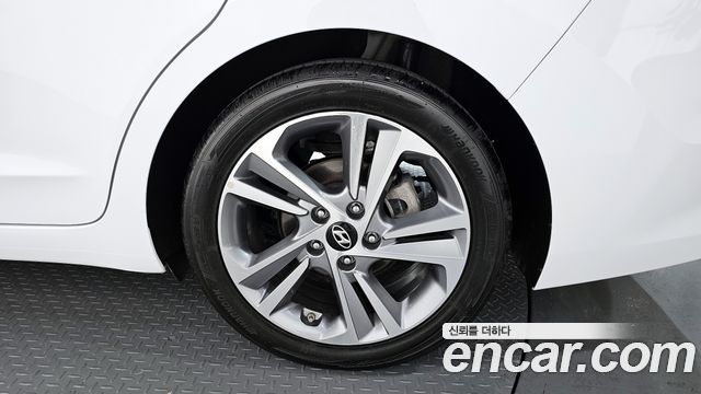 Hyundai AVANTE 2018 — photo 5