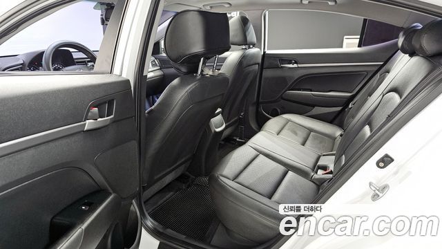 Hyundai AVANTE 2018 — photo 10