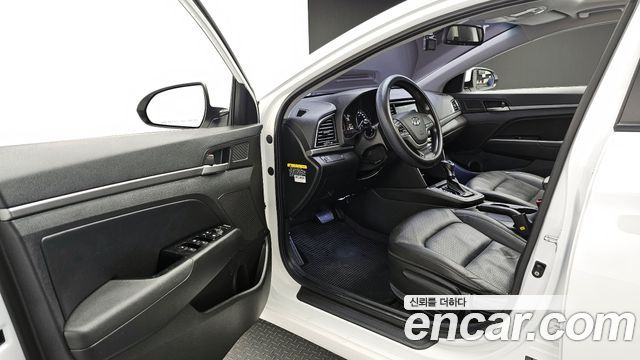 Hyundai AVANTE 2018 — photo 11