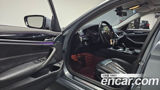 BMW 5-Series 2018 — photo 11