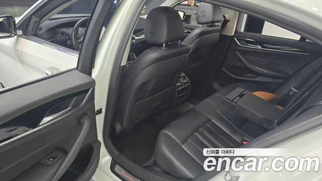 BMW 5-Series 2018 — photo 12