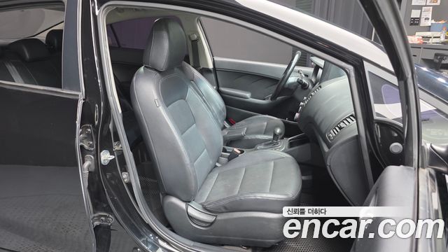 Kia K3 2015 — photo 11