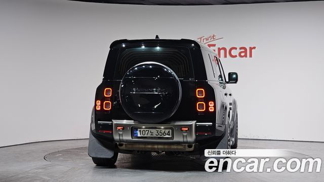 Land Rover Defender 2023 — photo 4