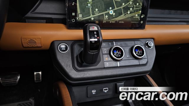 Land Rover Defender 2023 — photo 9