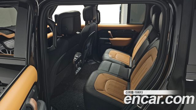 Land Rover Defender 2023 — photo 12