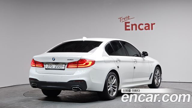 BMW 5-Series 2017 — photo 2