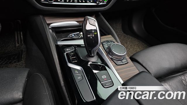 BMW 5-Series 2017 — photo 9