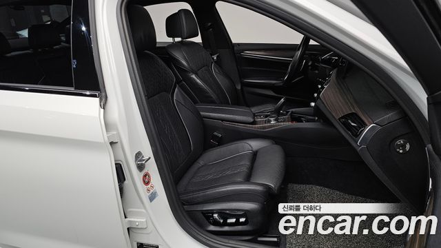 BMW 5-Series 2017 — photo 10