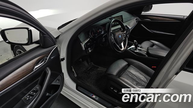 BMW 5-Series 2017 — photo 11