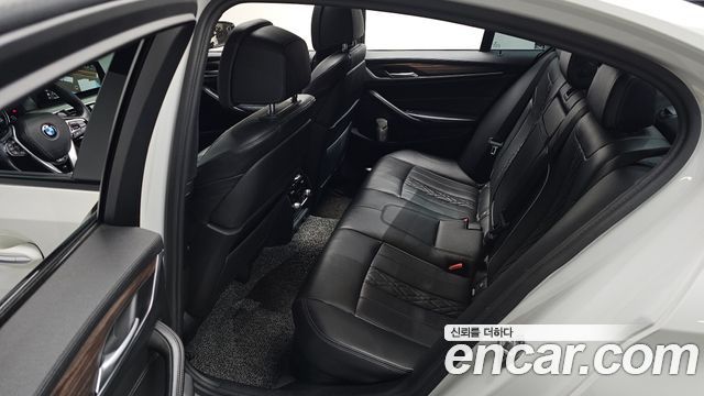 BMW 5-Series 2017 — photo 12