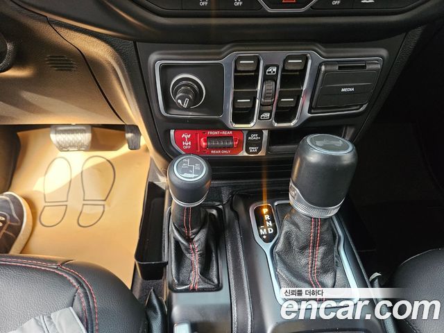 Jeep Wrangler 2021 — photo 11