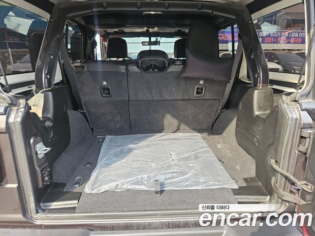 Jeep Wrangler 2021 — photo 16
