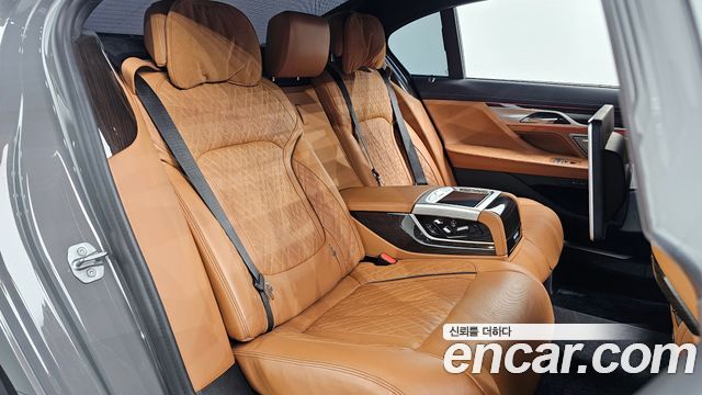 BMW 7-Series 2021 — photo 13