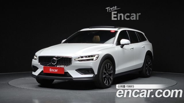 Volvo V60 2023 — photo 1