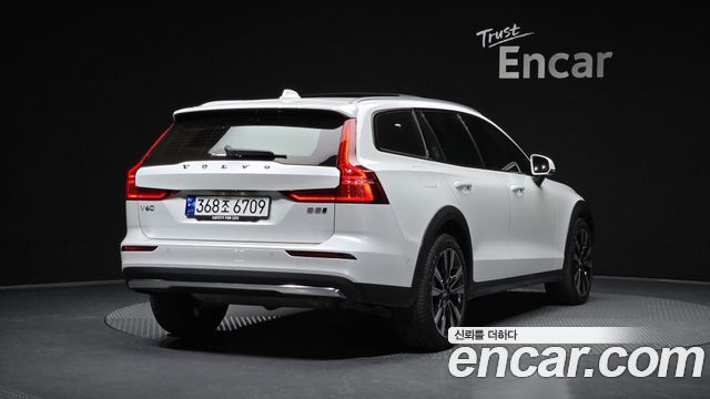 Volvo V60 2023 — photo 2