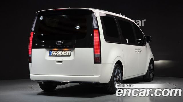Hyundai Staria 2023 — photo 2