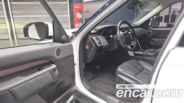Land Rover Discovery 2017 — photo 11