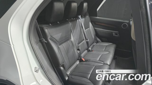 Land Rover Discovery 2017 — photo 12