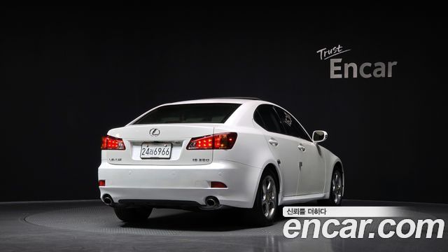 Lexus IS 2010 — photo 2