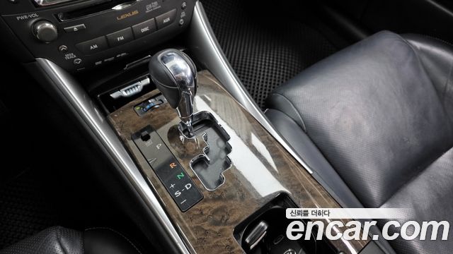 Lexus IS 2010 — photo 9