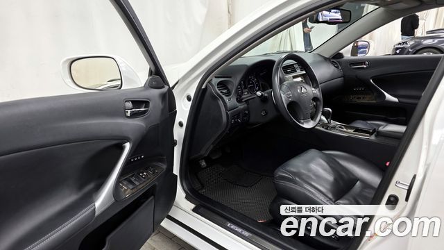 Lexus IS 2010 — photo 10