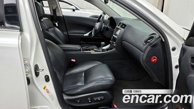 Lexus IS 2010 — photo 11