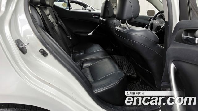 Lexus IS 2010 — photo 12