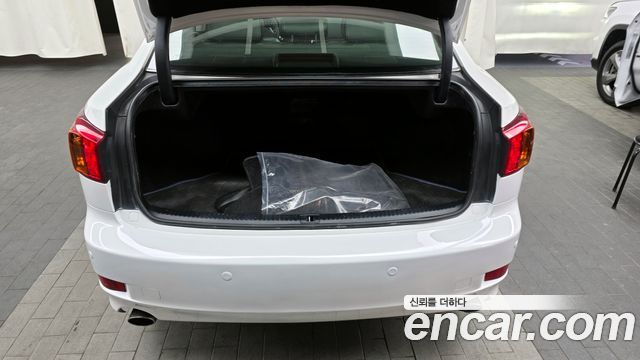 Lexus IS 2010 — photo 20