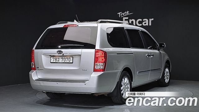 Kia Canival 2011 — photo 2