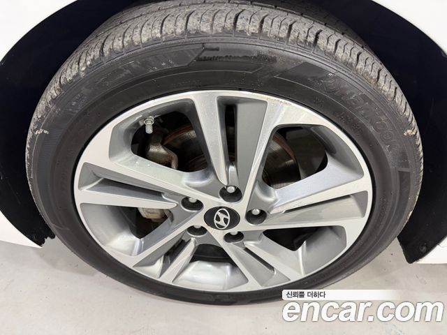 Hyundai AVANTE 2018 — photo 19