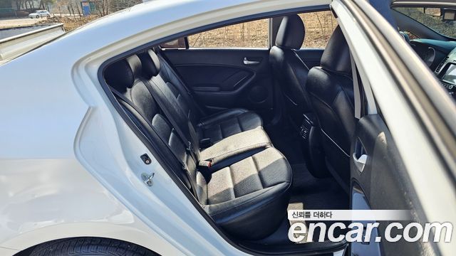 Kia K3 2015 — photo 12