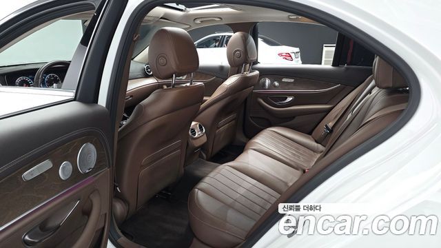 Mercedes-Benz E-Class 2018 — photo 12