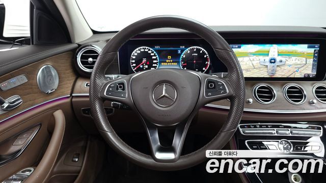 Mercedes-Benz E-Class 2018 — photo 13