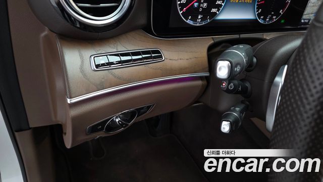 Mercedes-Benz E-Class 2018 — photo 19
