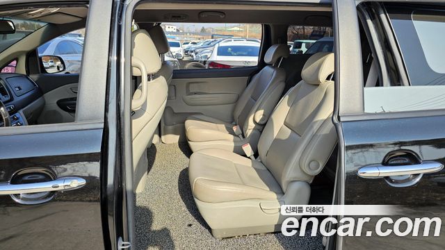 Kia Canival 2015 — photo 11