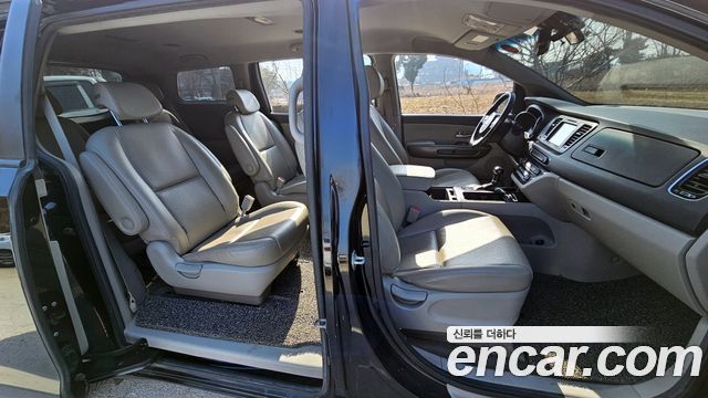 Kia Canival 2015 — photo 12