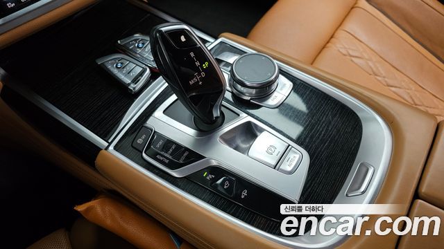 BMW 7-Series 2018 — photo 9