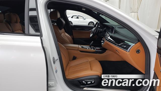 BMW 7-Series 2018 — photo 11