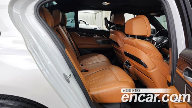 BMW 7-Series 2018 — photo 12