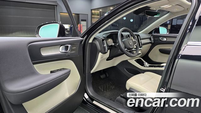 Volvo XC40 2023 — photo 11