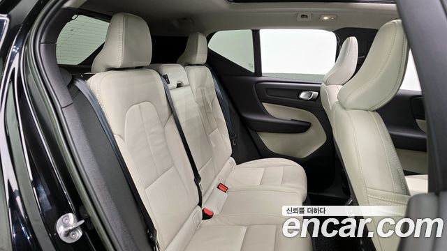 Volvo XC40 2023 — photo 12