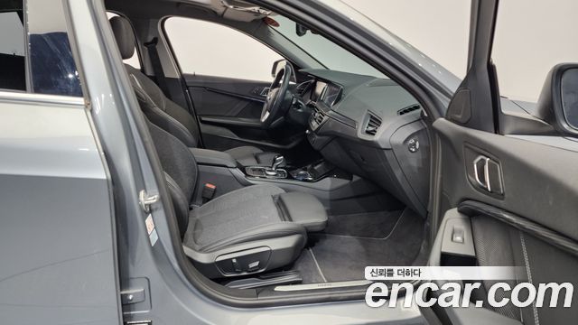 BMW 1-Series 2023 — photo 11