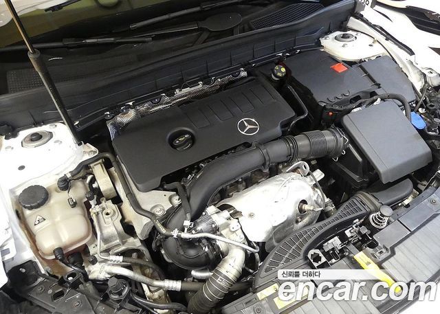 Mercedes-Benz GLB-Class 2023 — photo 6